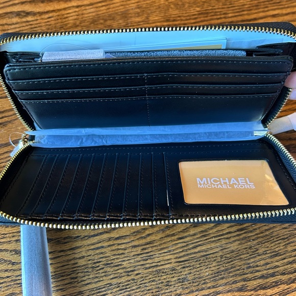 Michael Kors Jet Set Large Continental Wallet - Picture 3 of 10